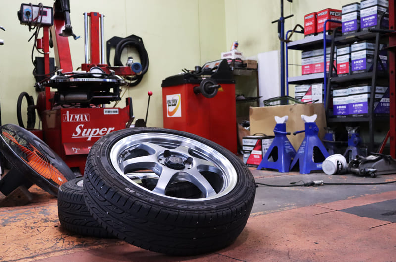 タイヤやバッテリー、ワイパーゴム・ライトなどの消耗品の交換もお気軽にご来店下さい